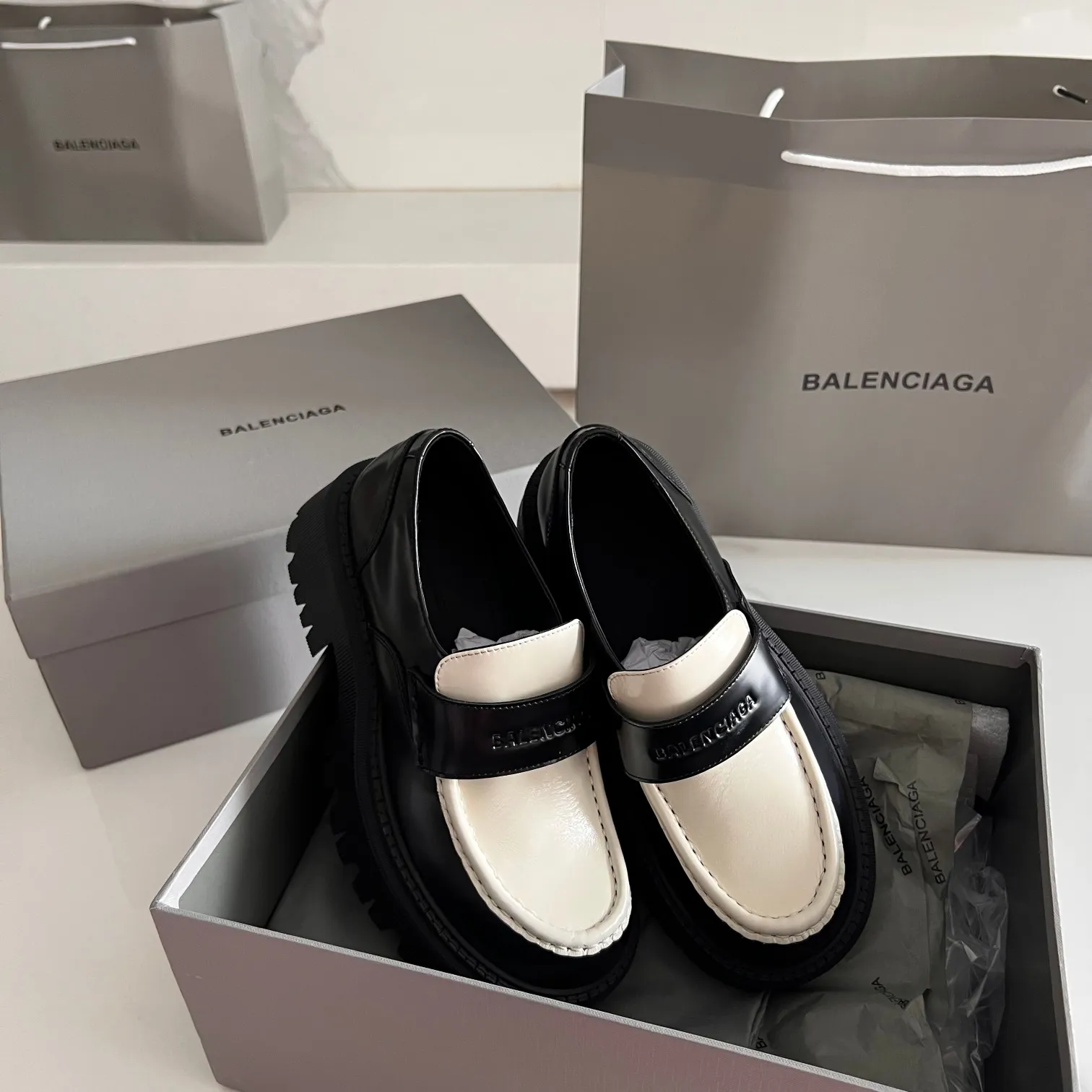 👟👟Ex-factory price 600👟👟 BALENCIAGA# Balenciaga's new big-toe derby shoes TRACTOR big-toe derby shoes loafers👞 Original medium-gloss open-edge beaded cowhide. Restrained and stylish. Matched with the brand logo on the shoe cover. The rhythm of closing your eyes. The lining and feet are made of black silk cowhide. The texture is soft and delicate. The gear-shaped rubber outsole is 5cm higher. Size: 35-40 (customization of 40 pieces is not returnable)